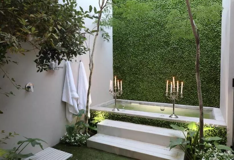 Majatalo Another World   Montagu