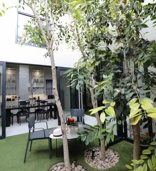 Majatalo Another World   Montagu