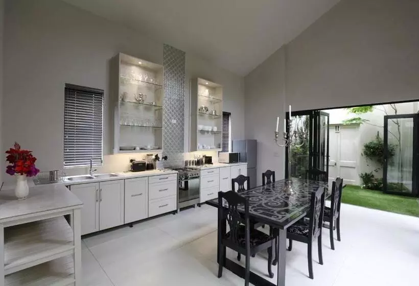 Majatalo Another World   Montagu