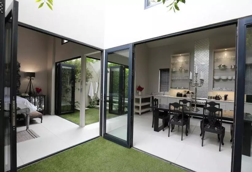 Majatalo Another World   Montagu