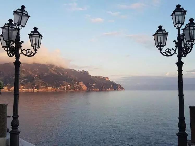 تختخواب و صبحانه Takeamalficoast Main House