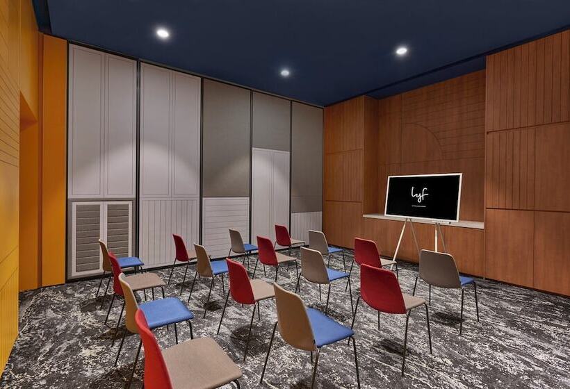 هتل Lyf Farrer Park Singapore