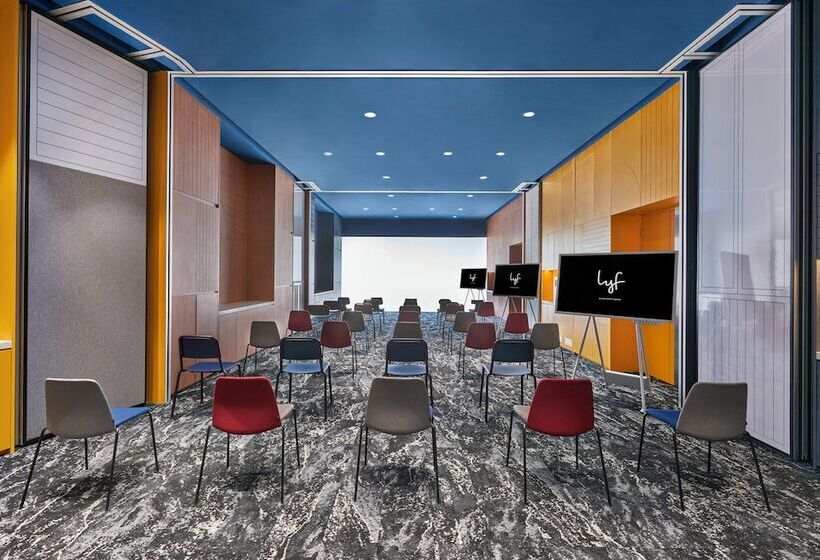 هتل Lyf Farrer Park Singapore