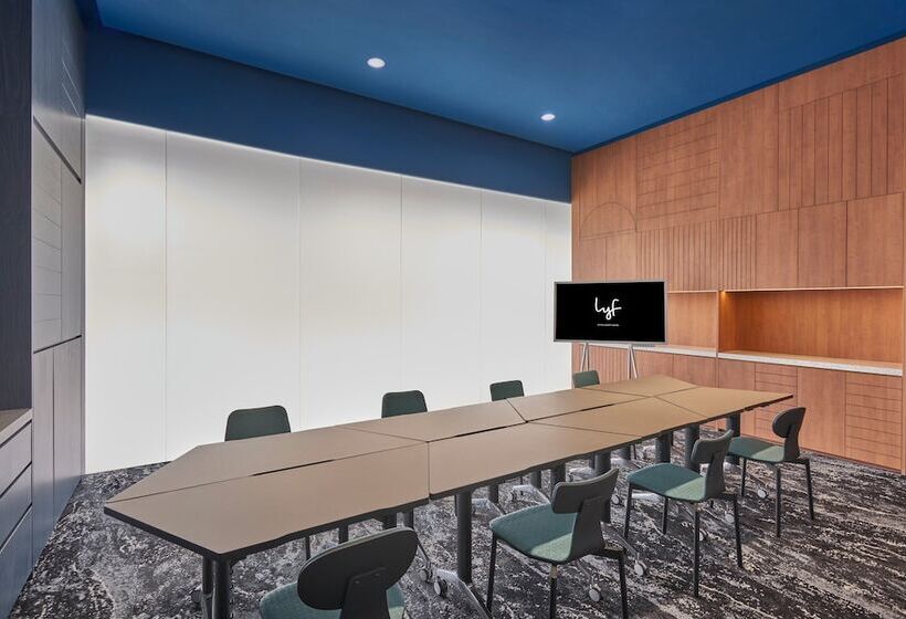 هتل Lyf Farrer Park Singapore