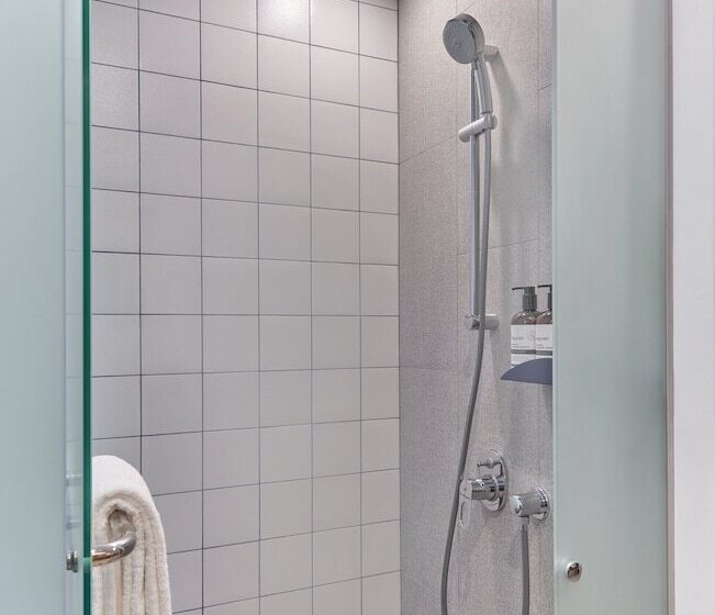 هتل Lyf Farrer Park Singapore