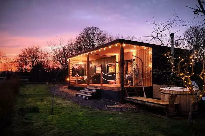 ホテル Bastle Retreats Cabin With Hot Tub
