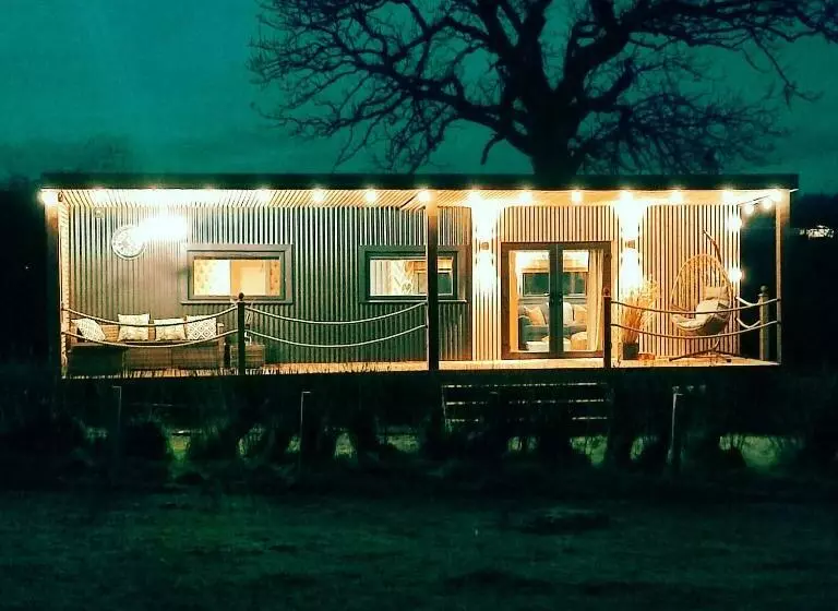 ホテル Bastle Retreats Cabin With Hot Tub
