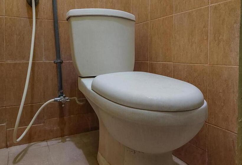 Hotelli Icha Homestay Near Terminal Purabaya Madiun