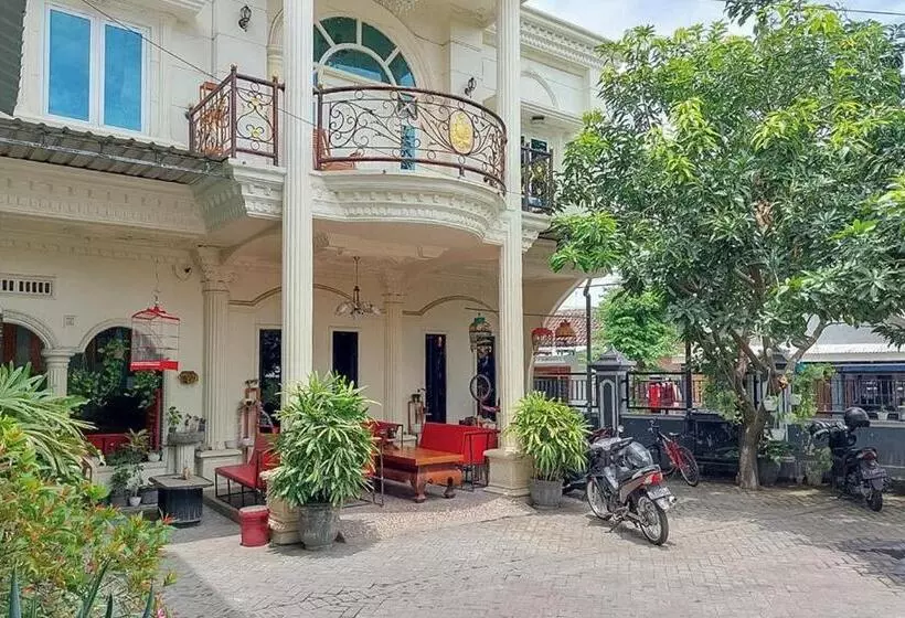 Hotelli Icha Homestay Near Terminal Purabaya Madiun