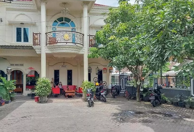 Hotelli Icha Homestay Near Terminal Purabaya Madiun