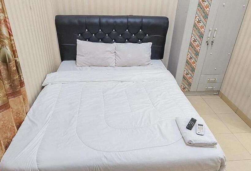 Hotelli Icha Homestay Near Terminal Purabaya Madiun