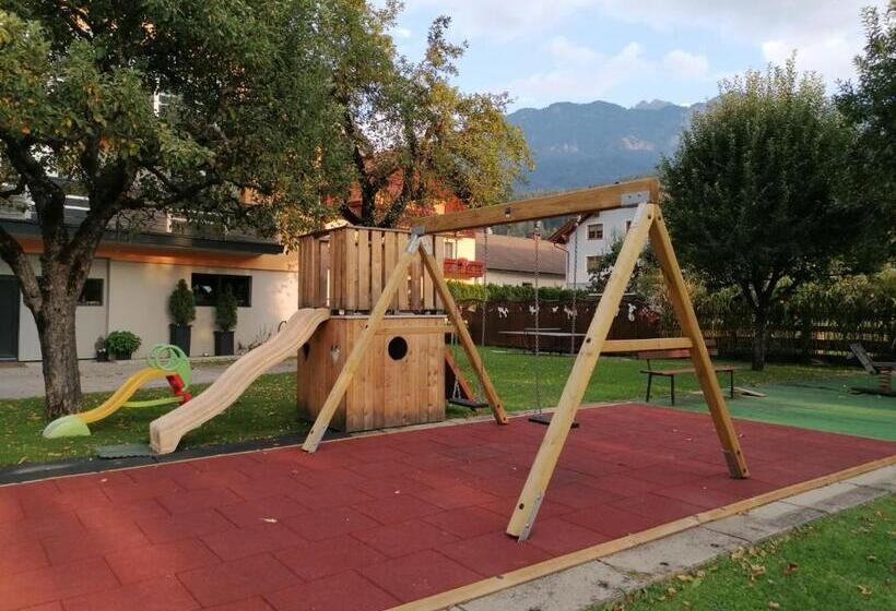 ホテル Bauernhof Katin