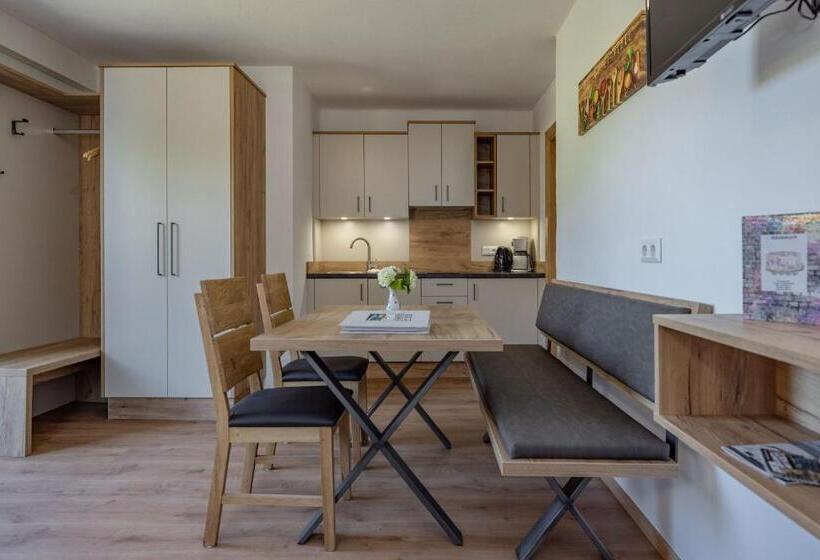 ホテル Bauernhof Katin