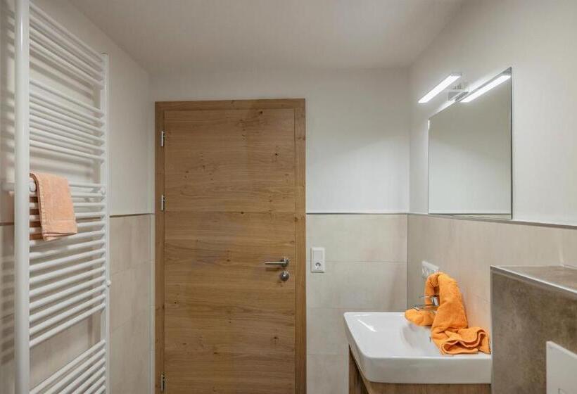 ホテル Bauernhof Katin