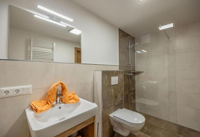 ホテル Bauernhof Katin