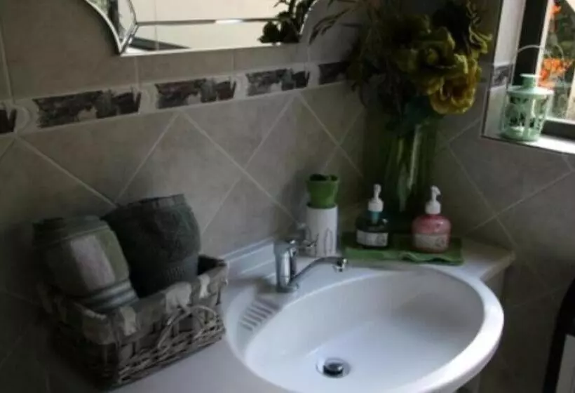 Majatalo Ponciana Superior Guesthouse