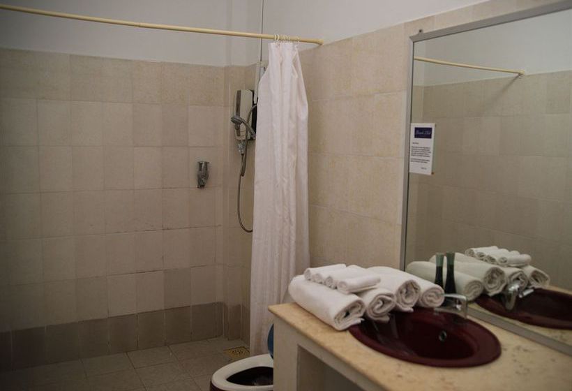 בית מלון כפרי Beach Club Resort