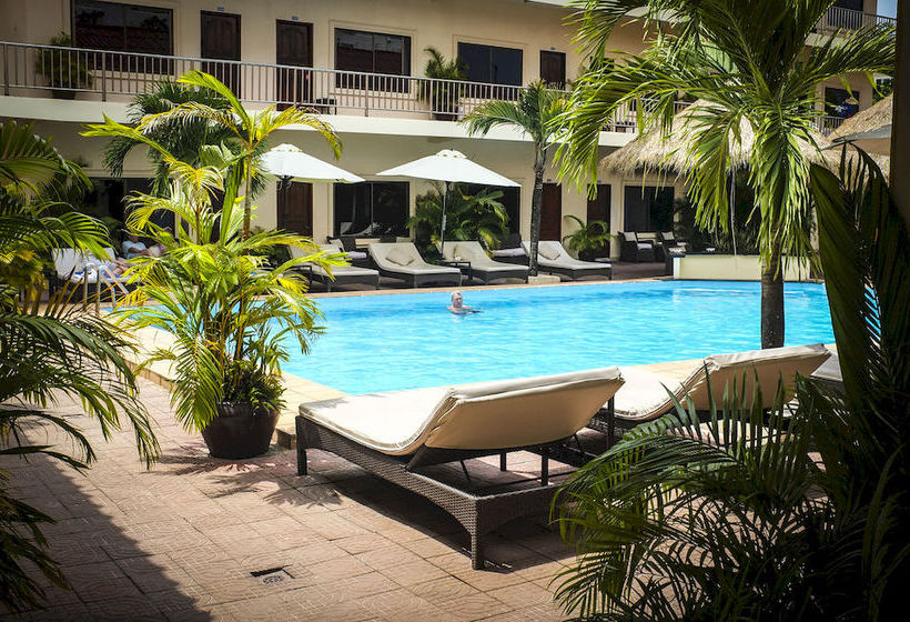 בית מלון כפרי Beach Club Resort