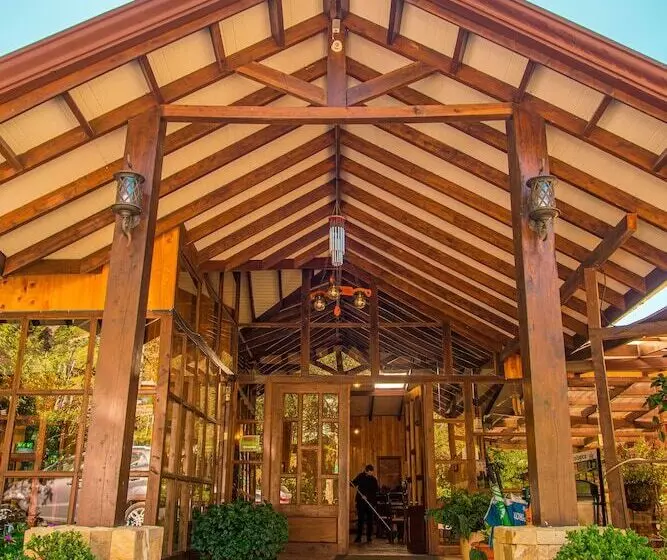 هتل De Montana Suria