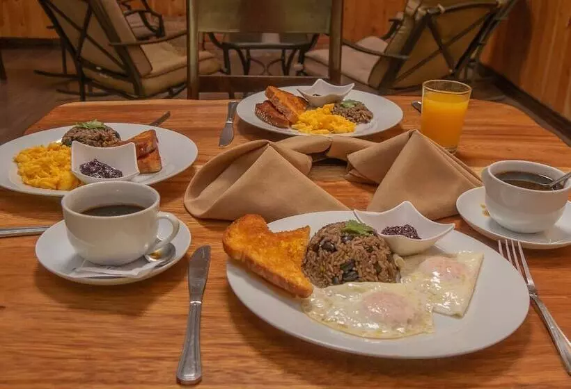 هتل De Montana Suria