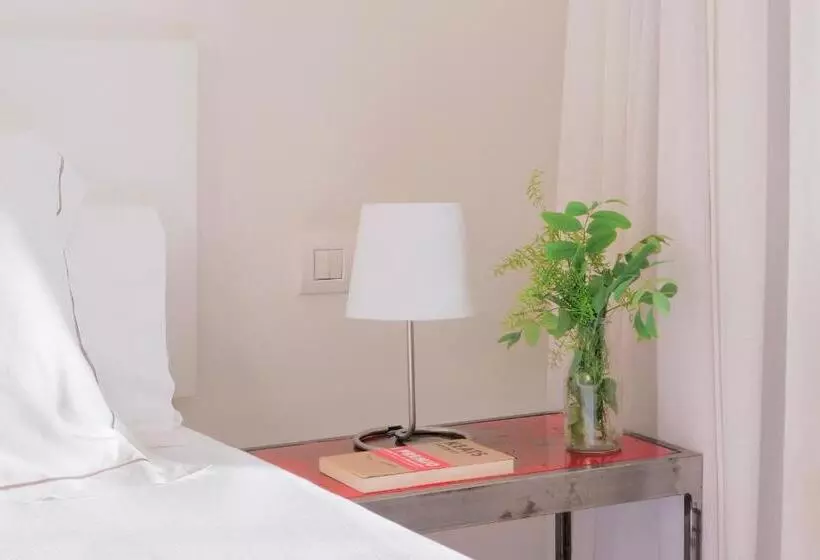 Отель Som Nit Born