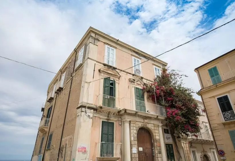تختخواب و صبحانه Blu Tropea Maison