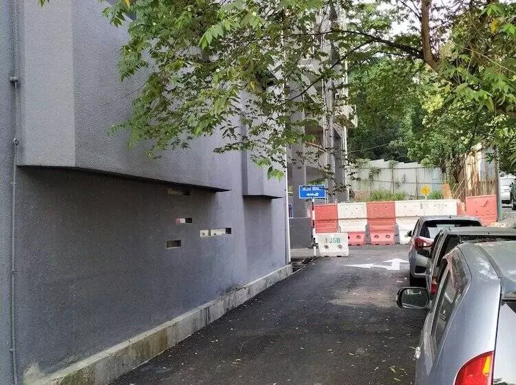 هتل Illuminate Boutique Hostel