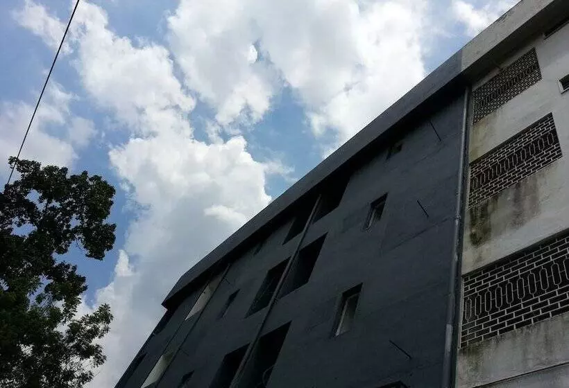 هتل Illuminate Boutique Hostel