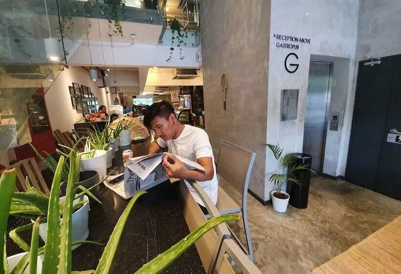 هتل Illuminate Boutique Hostel