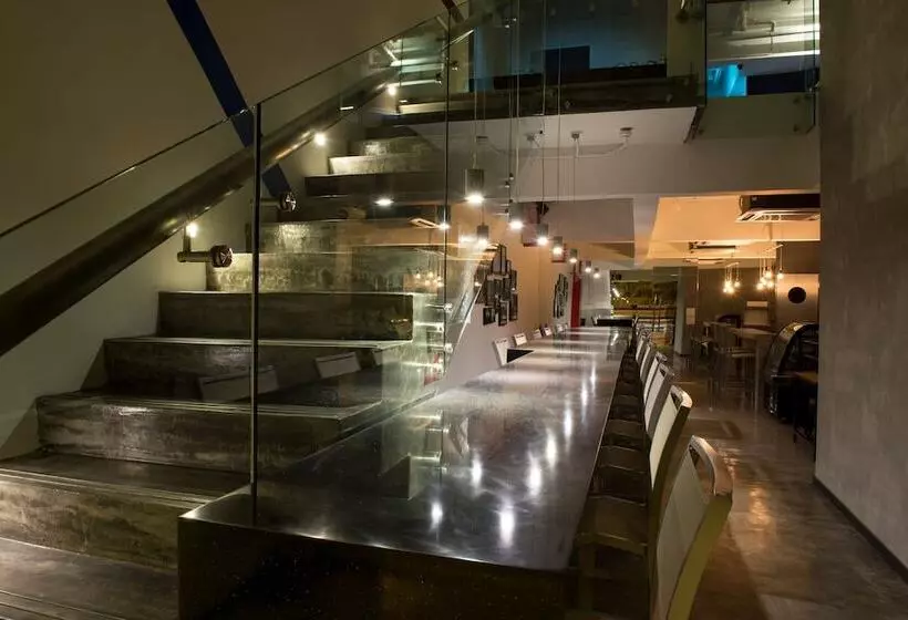 هتل Illuminate Boutique Hostel