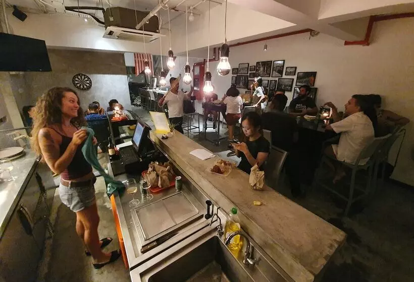 هتل Illuminate Boutique Hostel