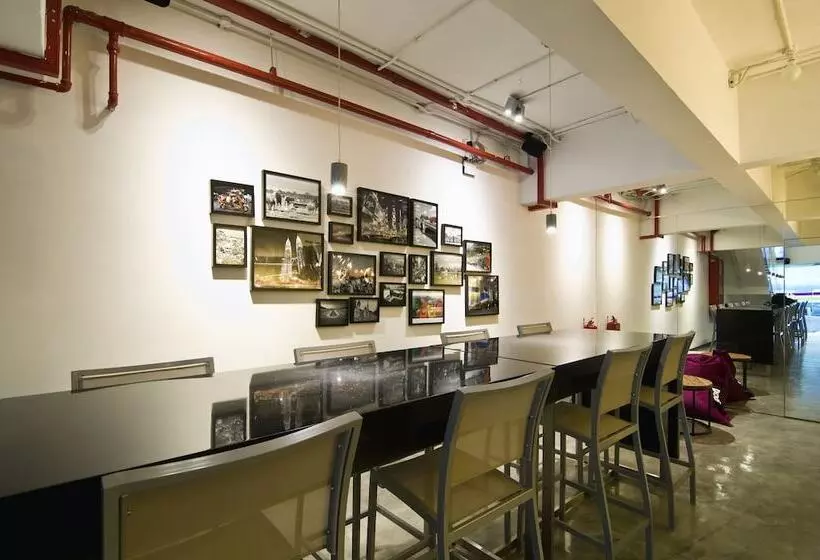 هتل Illuminate Boutique Hostel