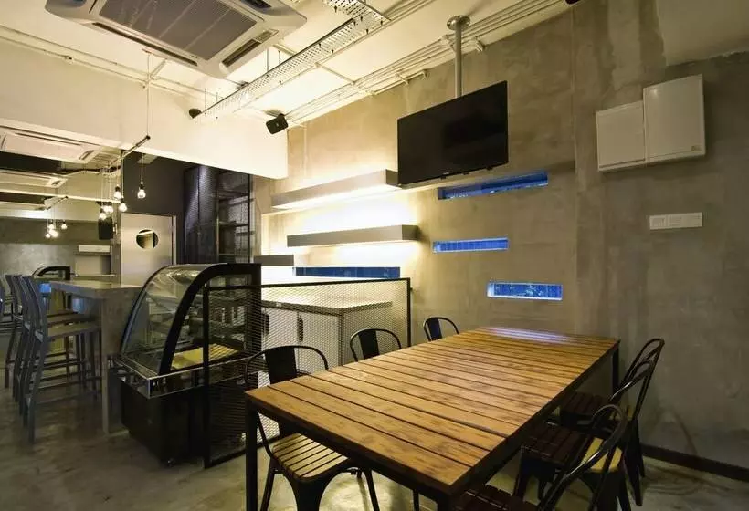 هتل Illuminate Boutique Hostel