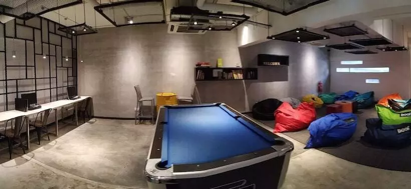 هتل Illuminate Boutique Hostel