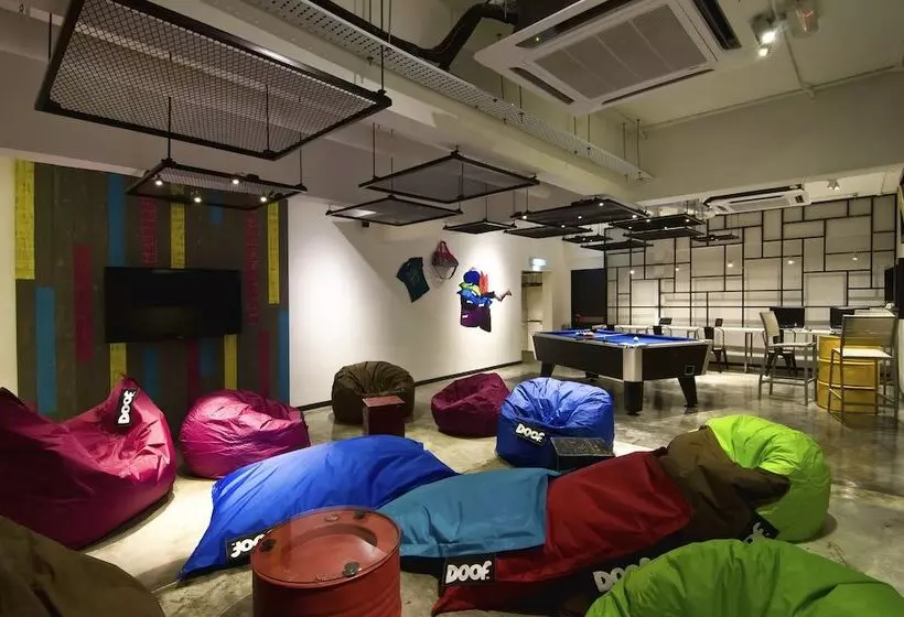 هتل Illuminate Boutique Hostel