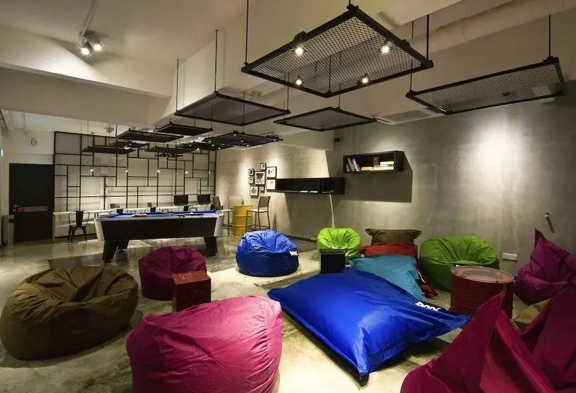 هتل Illuminate Boutique Hostel