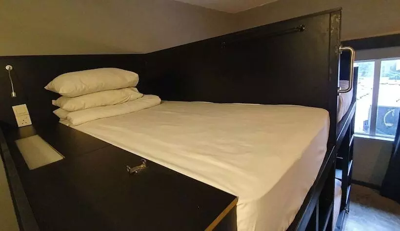 هتل Illuminate Boutique Hostel