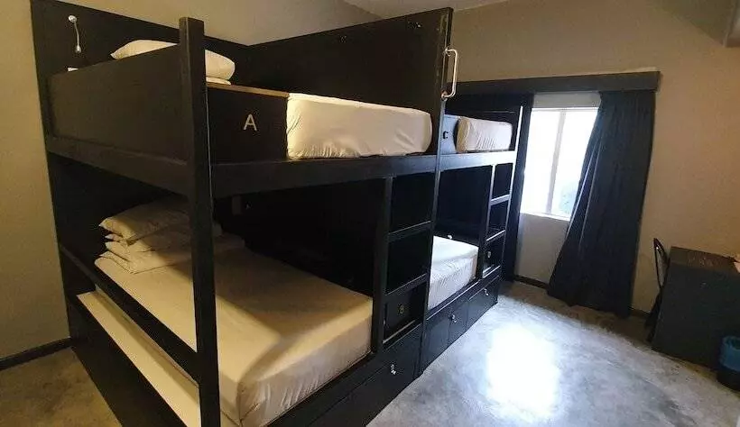 هتل Illuminate Boutique Hostel