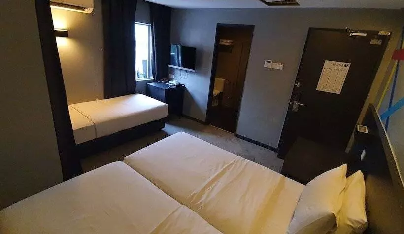 هتل Illuminate Boutique Hostel