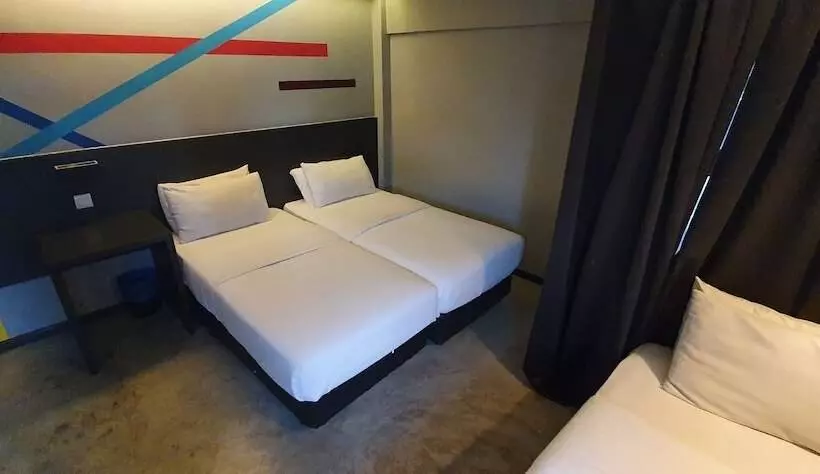 هتل Illuminate Boutique Hostel