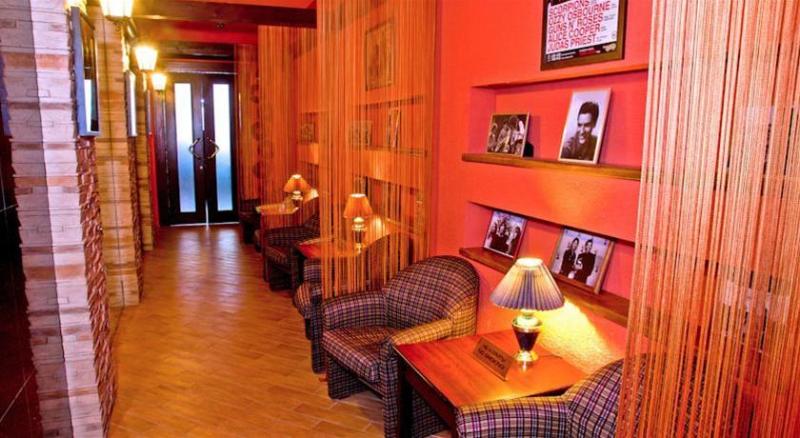 هتل Zemlianichnye Kholmy