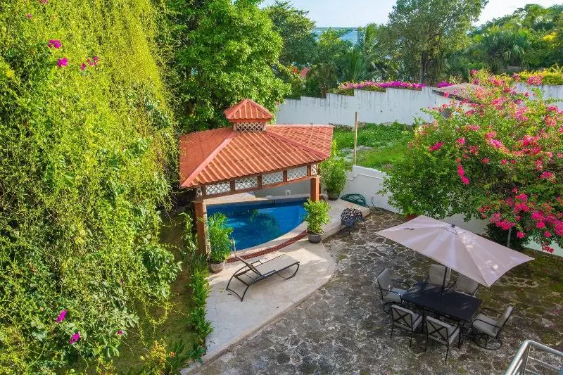 Hotelli Casa Aakal Lagoon Front