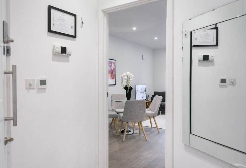 Urban Chic  Rathbone