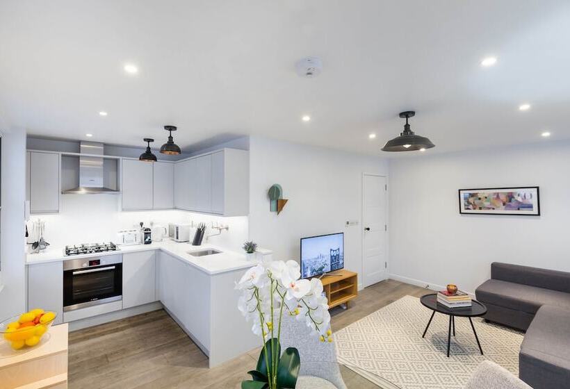 Urban Chic  Rathbone