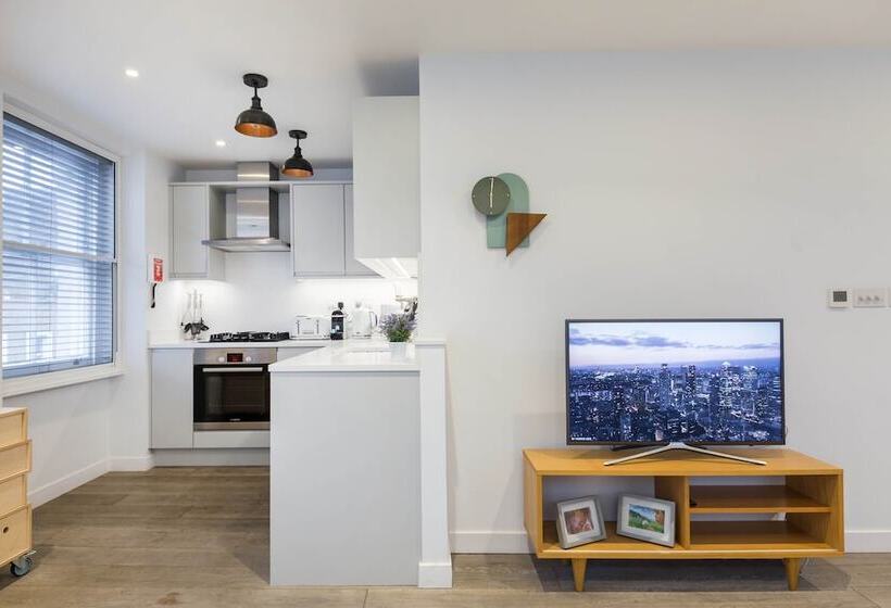 Urban Chic  Rathbone