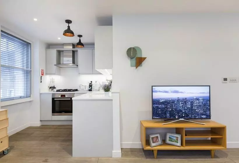 Urban Chic  Rathbone