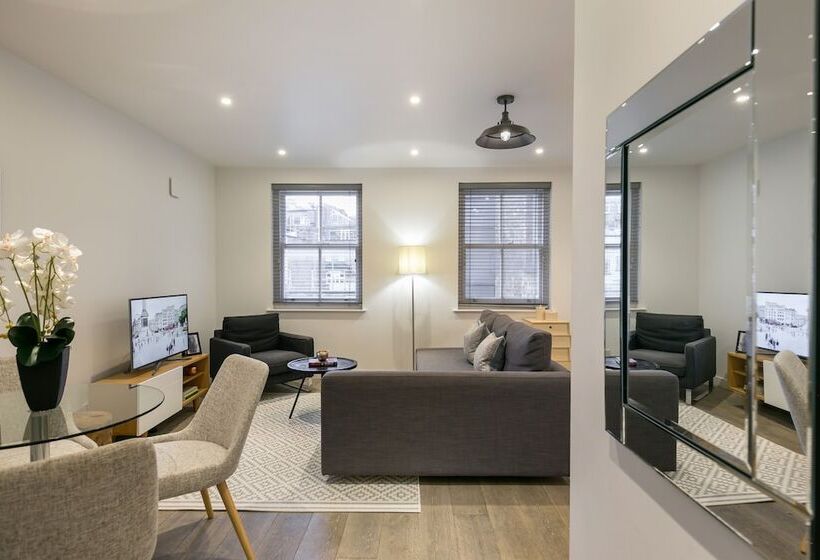 Urban Chic  Rathbone