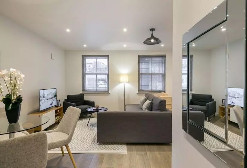 Urban Chic  Rathbone