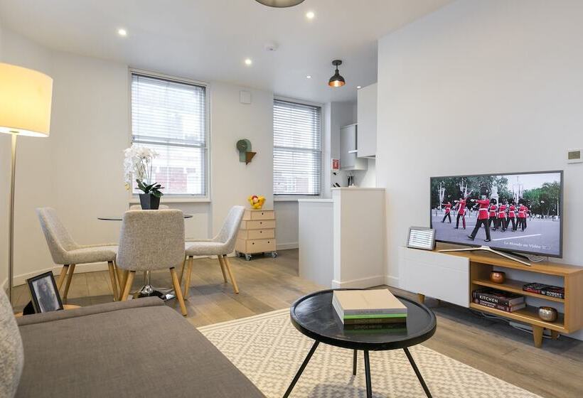 Urban Chic  Rathbone