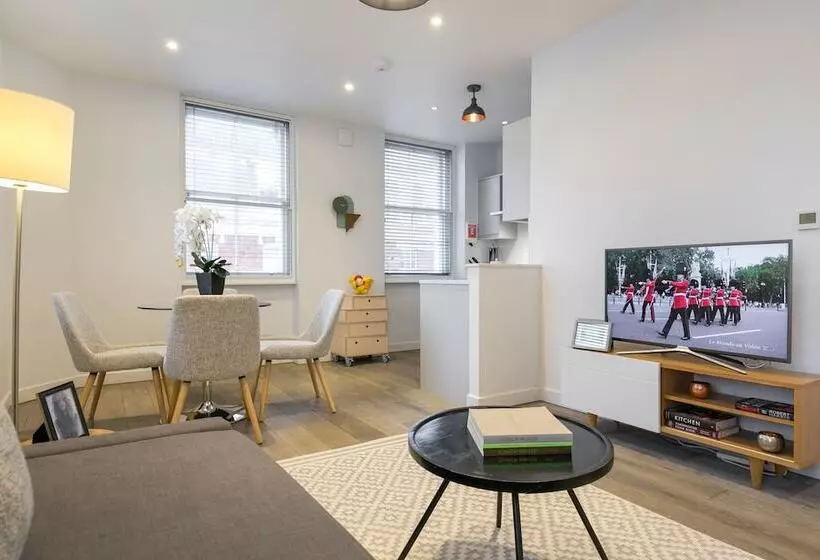 Urban Chic  Rathbone